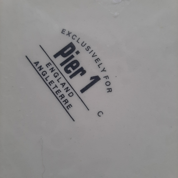 Set of 3 retired Pier 1 dinner plates - Picture 3 of 3